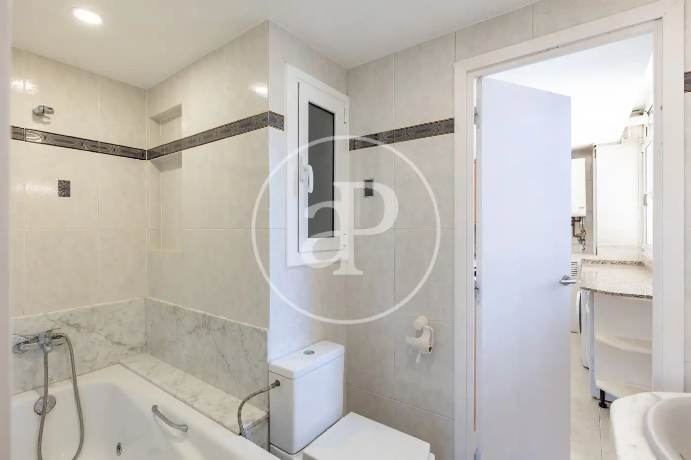 Badezimmer von Wohnung zum Verkauf in Barcelona mit Heizung und Privatgarten