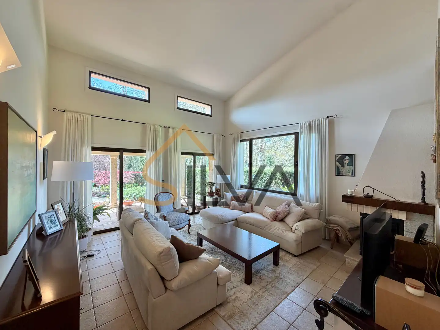 Sala de estar de Casa o chalet en venta en Oleiros con Calefacción, Jardín privado y Terraza