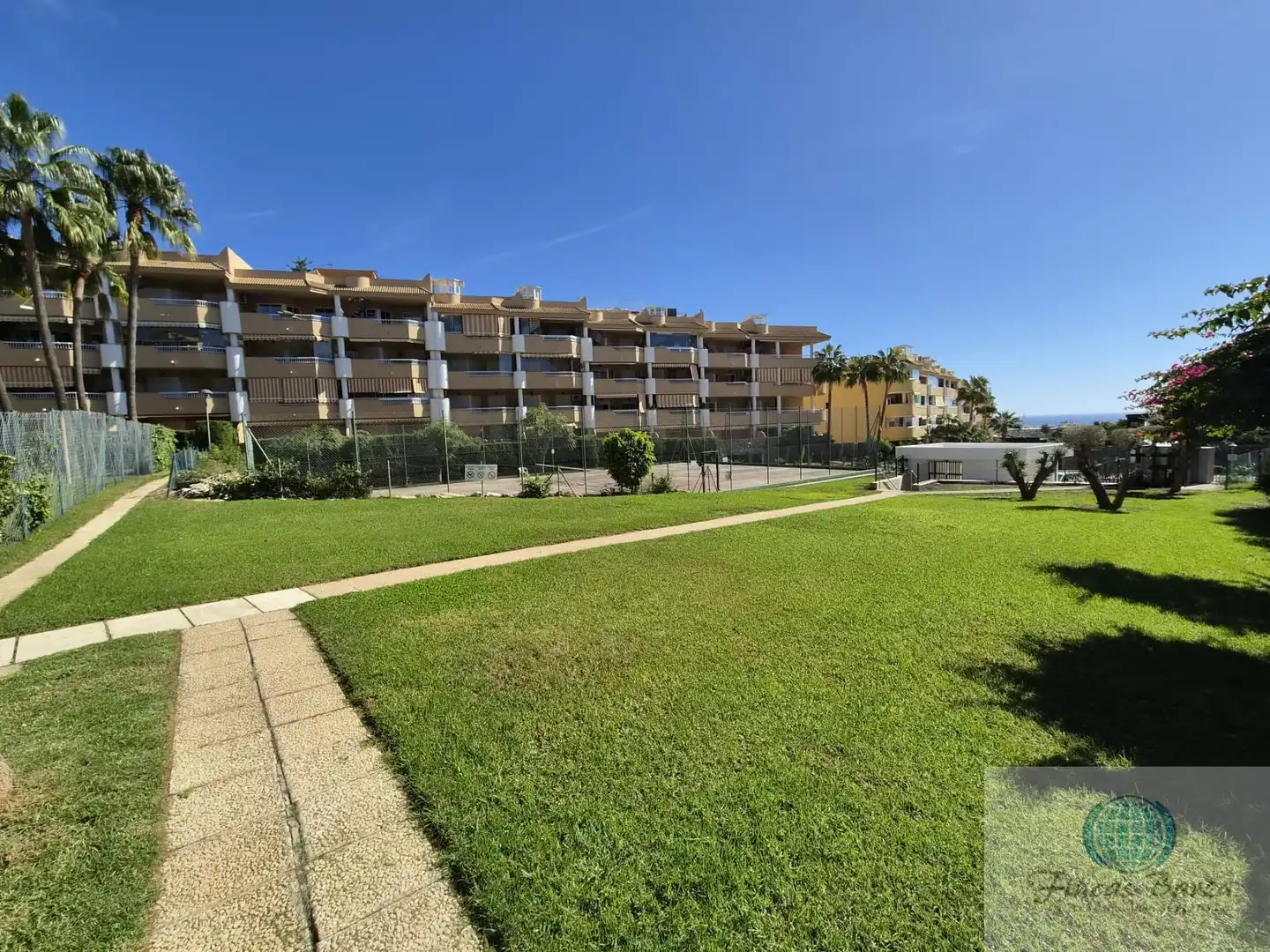 Vista exterior de Piso en venta en Fuengirola con Aire acondicionado, Terraza y Piscina comunitaria