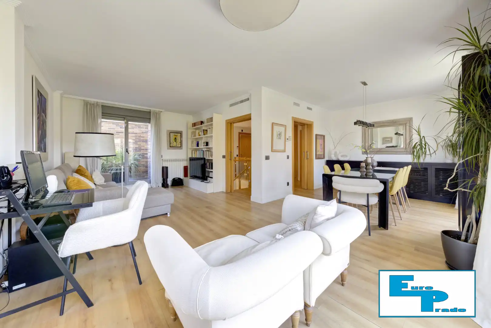 Sala d'estar de Àtic en venda en Madrid amb Aire condicionat, Calefacció i Jardí privat
