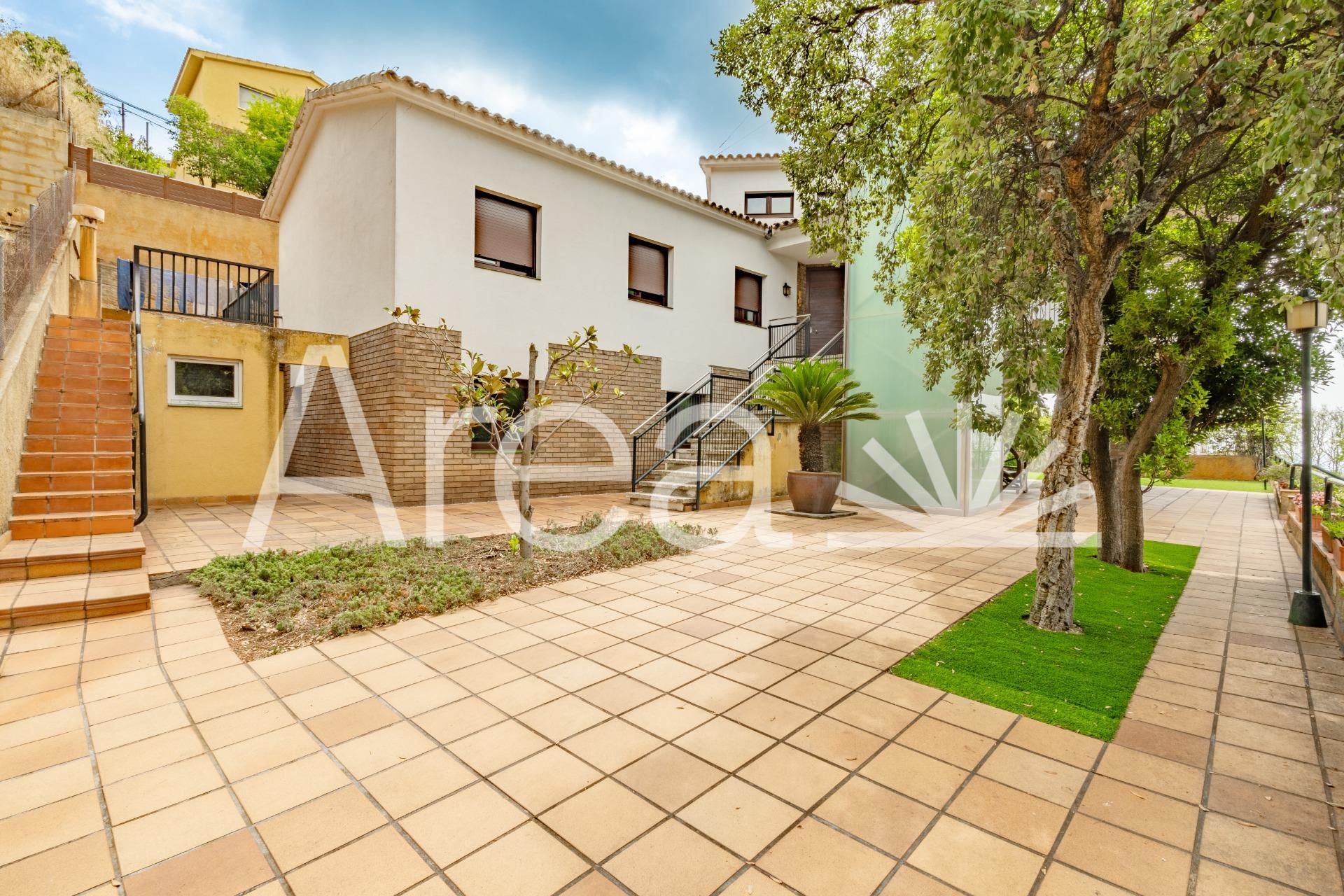 Vista exterior de Casa o xalet en venda en Mataró amb Calefacció, Jardí privat i Terrassa