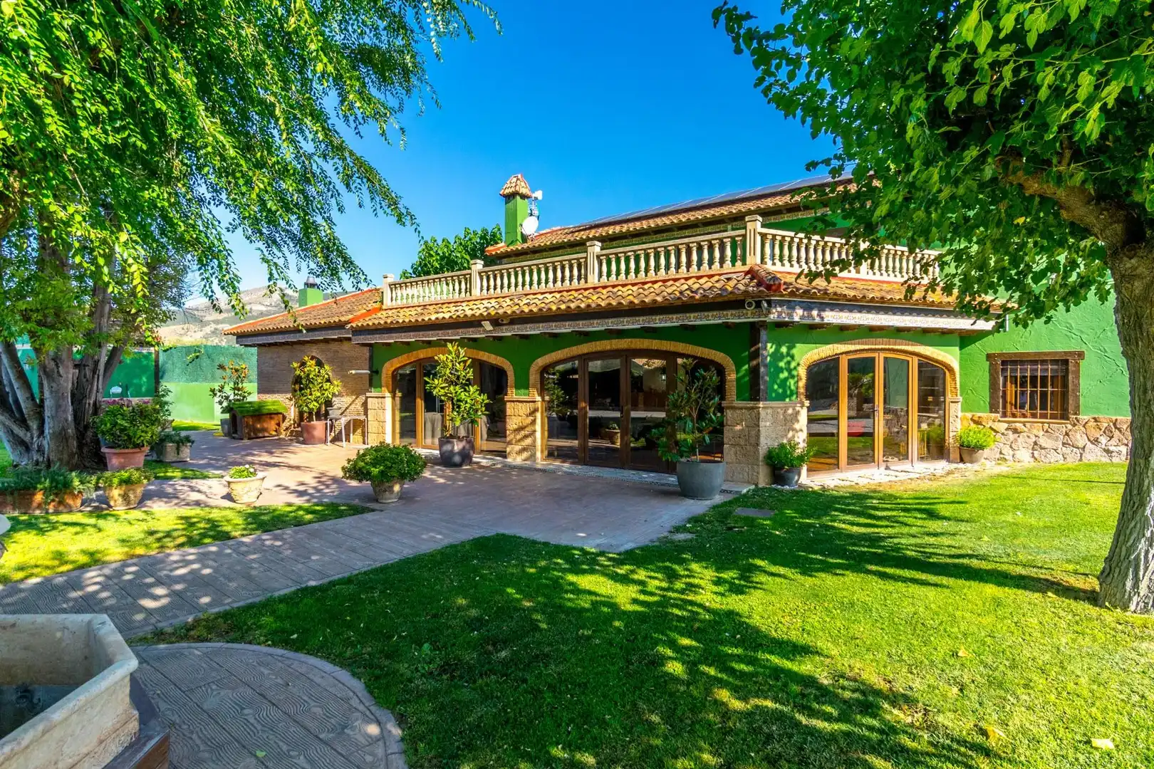 Detached house with pool to rent in Onil