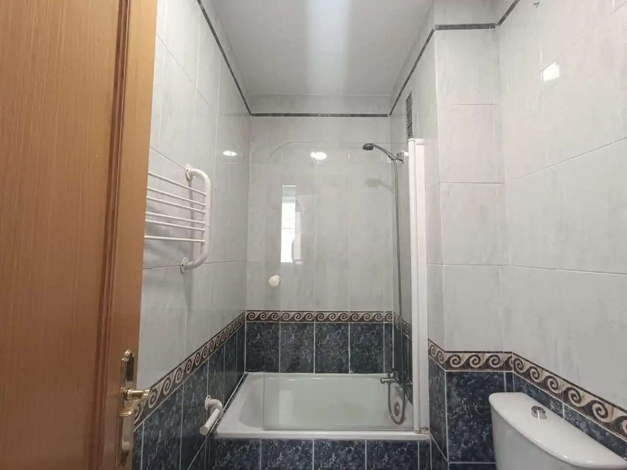 Bany de Apartament de lloguer en Madrid amb Aire condicionat, Calefacció i Es permeten mascotes