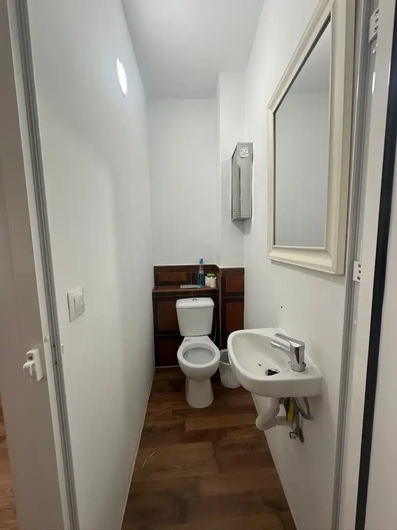 Badezimmer von Geschaftsraum zur Miete in Vélez-Málaga mit Klimaanlage, Heizung und Parkett