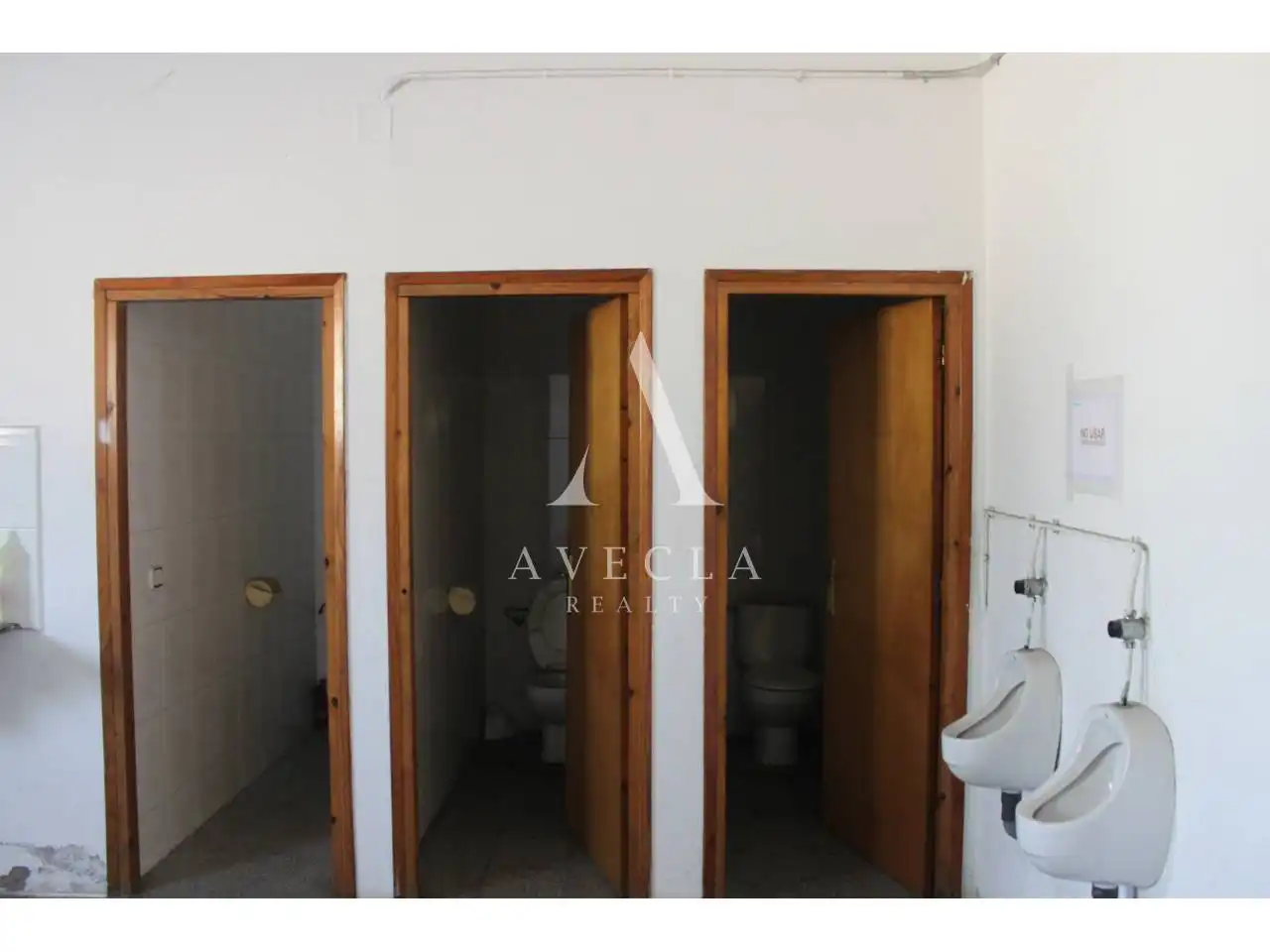 Badezimmer von Fabrikhallen zur Miete in Masquefa