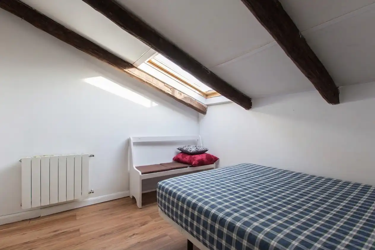 Schlafzimmer von Dachboden zum Verkauf in Madrid mit Klimaanlage, Heizung und Parkett