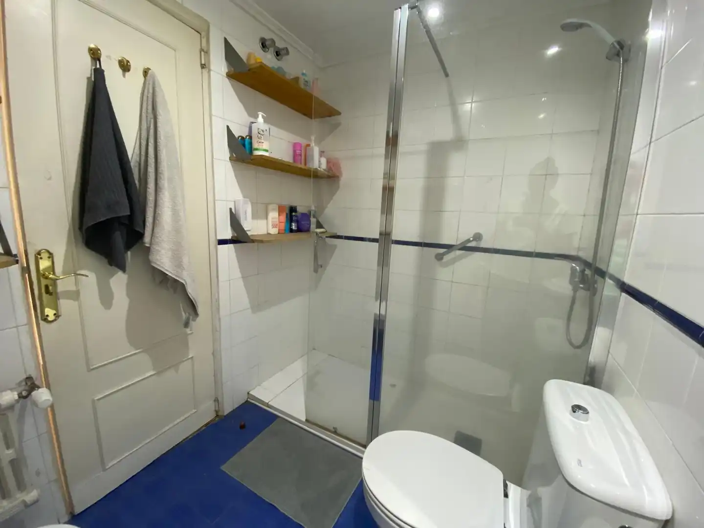 Badezimmer von Wohnung zur Miete in Madrid mit Heizung, Parkett und Möbliert