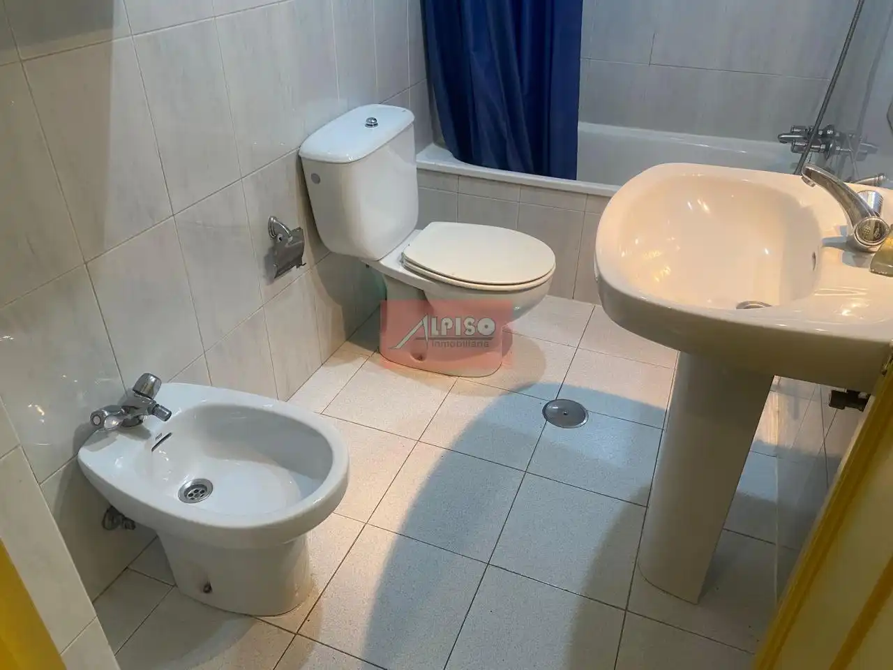 Baño de Apartamento en venta en Ourense Capital  con Calefacción, Trastero y Amueblado