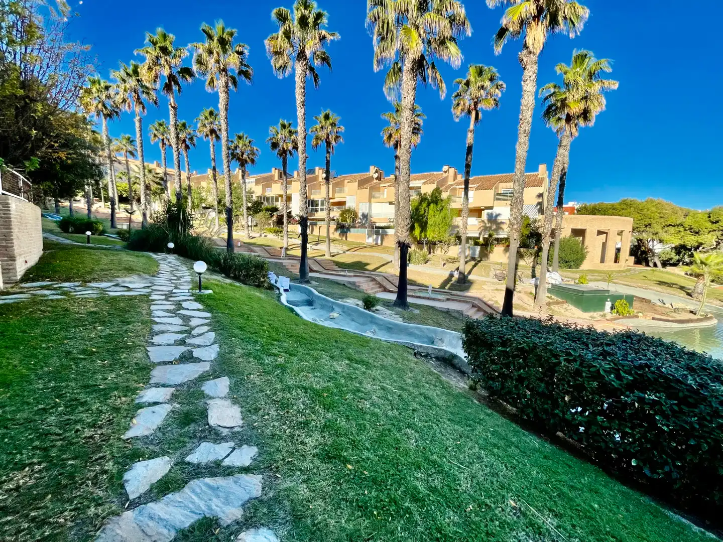 Außenansicht von Einfamilien-Reihenhaus zum Verkauf in Alicante / Alacant mit Klimaanlage, Privatgarten und Terrasse