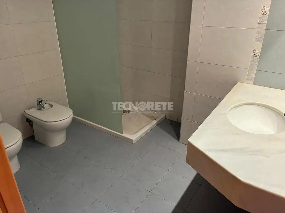 Bany de Local en venda en Guadalajara amb Aire condicionat i Calefacció
