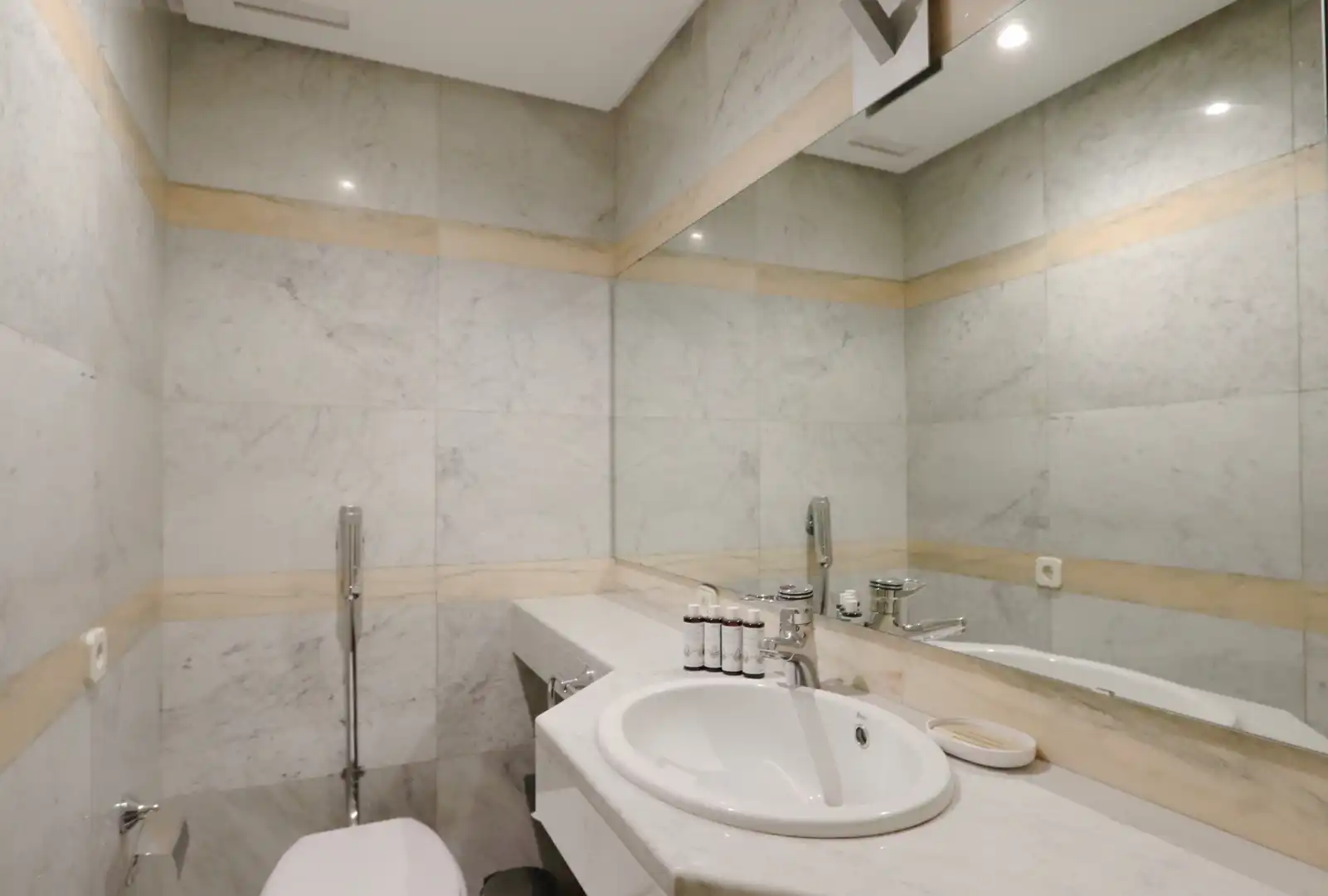 Bathroom of Flat for sale in Madrid  with Air Conditioner, Heating and Private garden