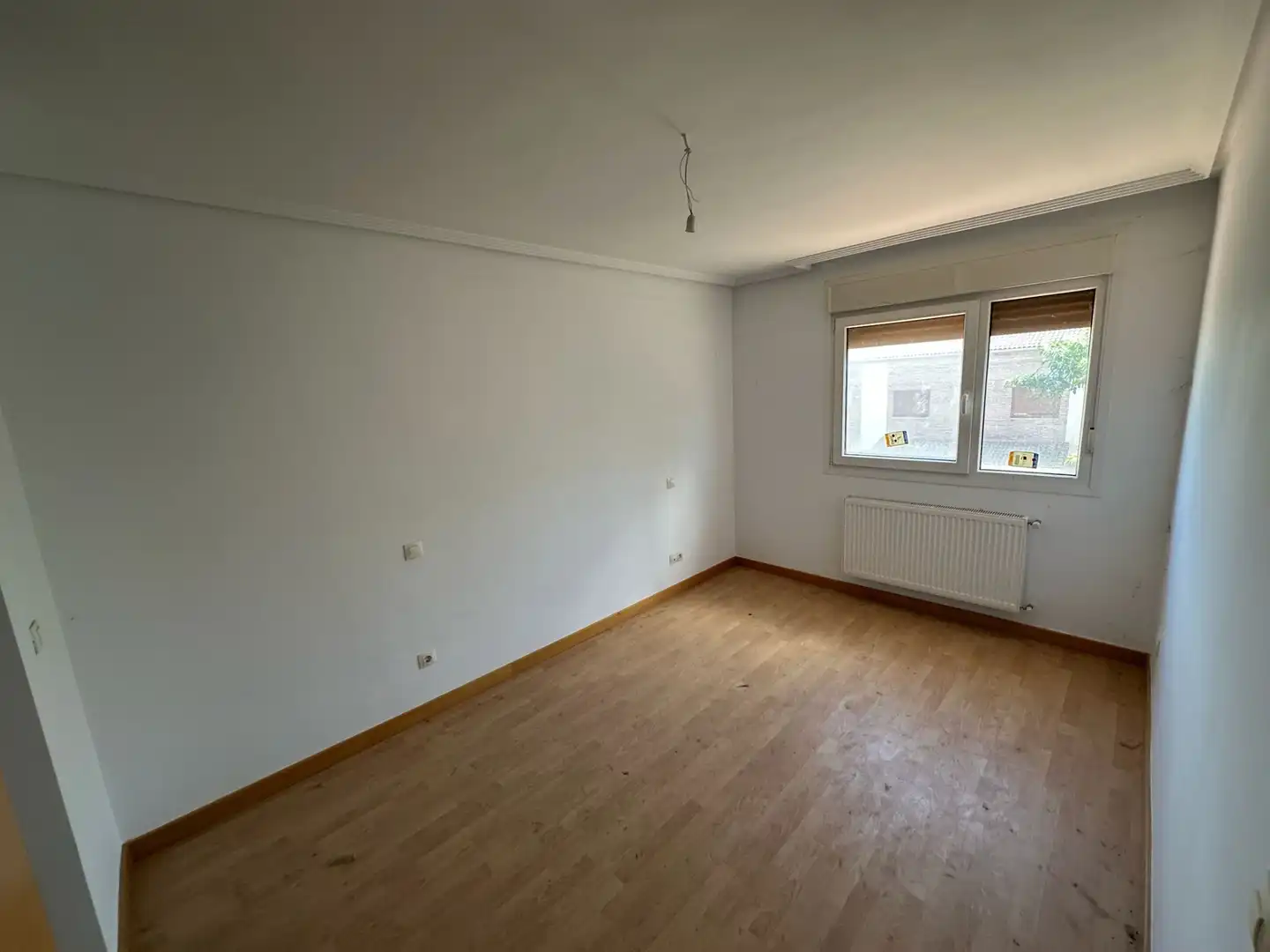 Schlafzimmer von Einfamilien-Reihenhaus zum Verkauf in Villariezo mit Privatgarten