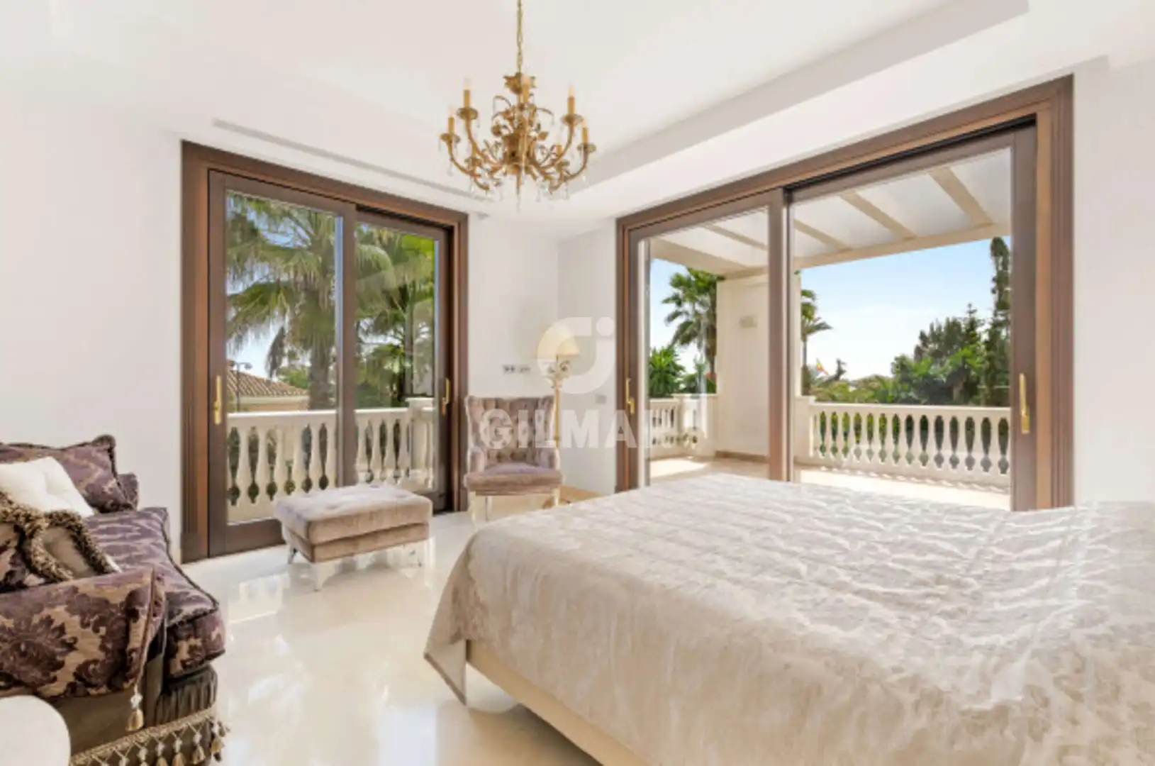 Vista exterior de Casa o xalet en venda en Estepona amb Calefacció, Jardí privat i Piscina