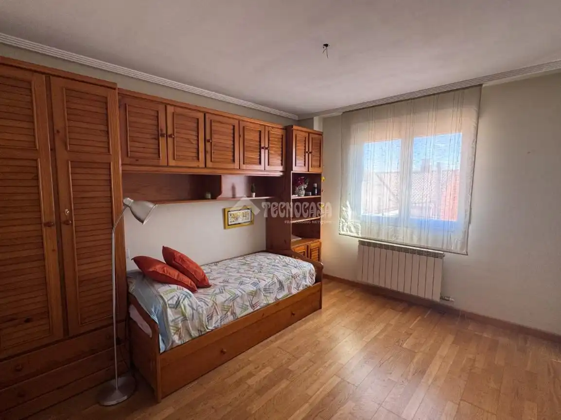 Habitación de Piso en venta en León Capital  con Calefacción, Parquet y Terraza