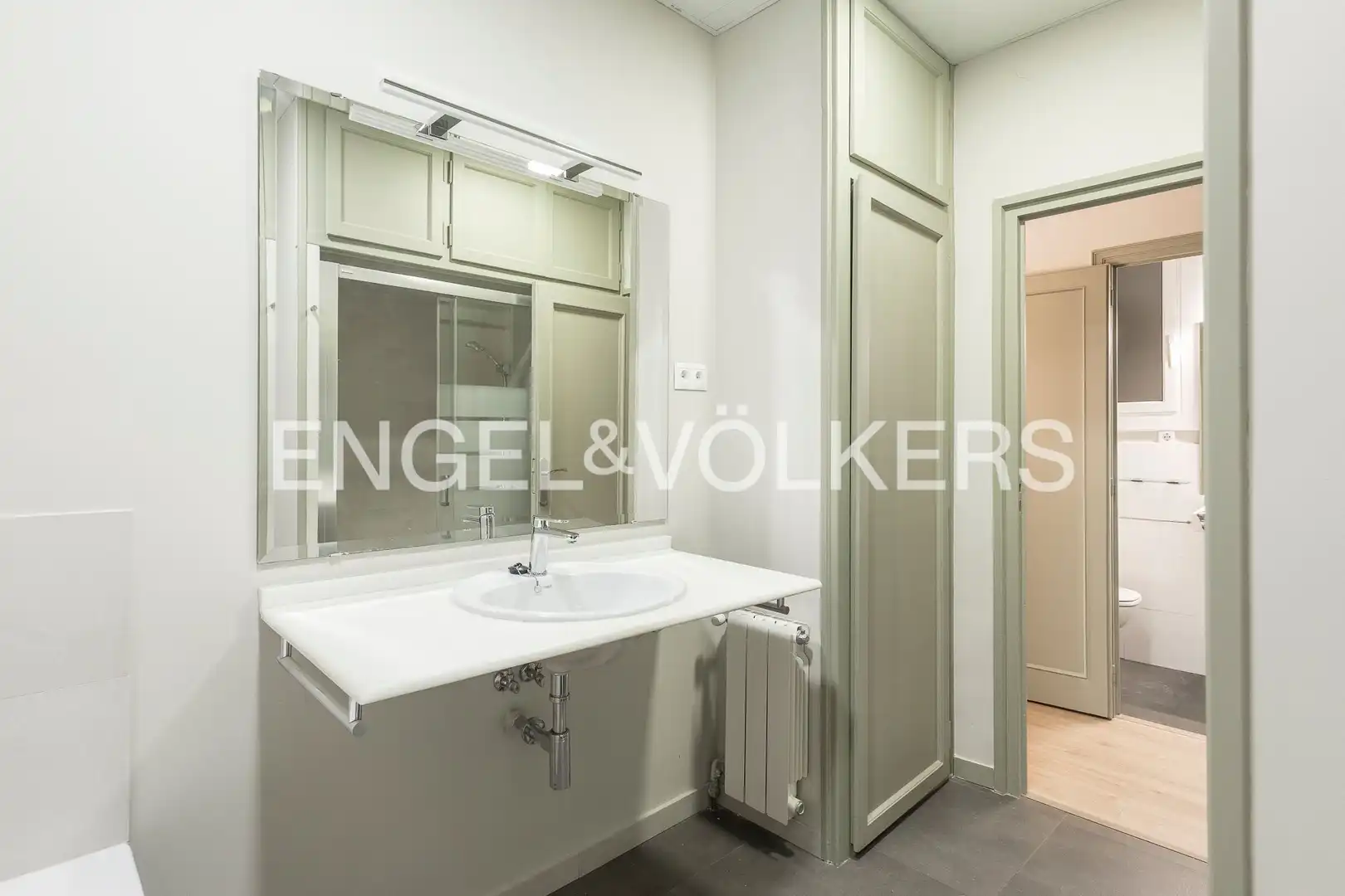 Badezimmer von Wohnung zum Verkauf in Barcelona mit Klimaanlage, Heizung und Parkett
