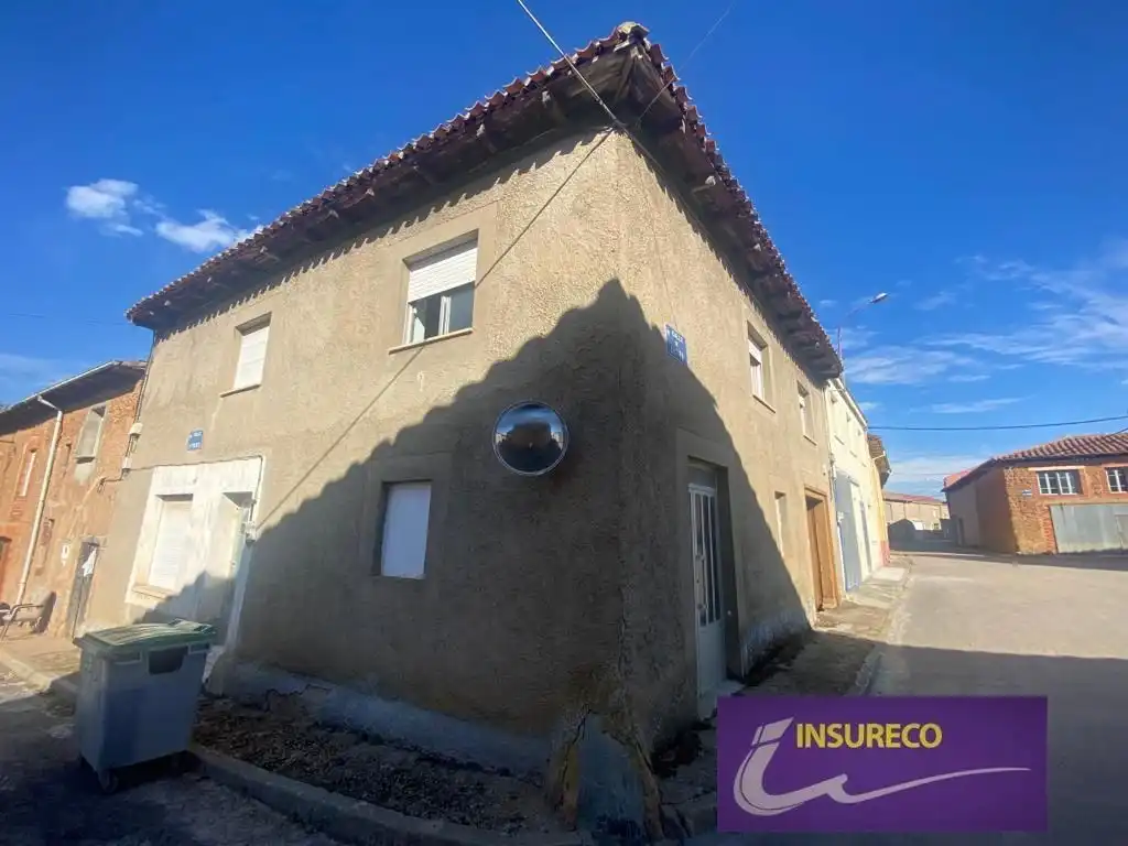 Vista exterior de Casa o xalet en venda en Bustillo del Páramo amb Calefacció, Jardí privat i Moblat