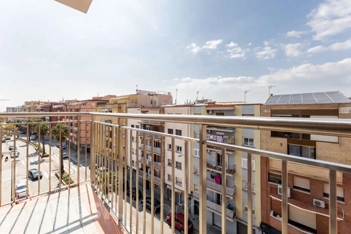 Außenansicht von Wohnung zum Verkauf in El Prat de Llobregat mit Klimaanlage, Terrasse und Balkon