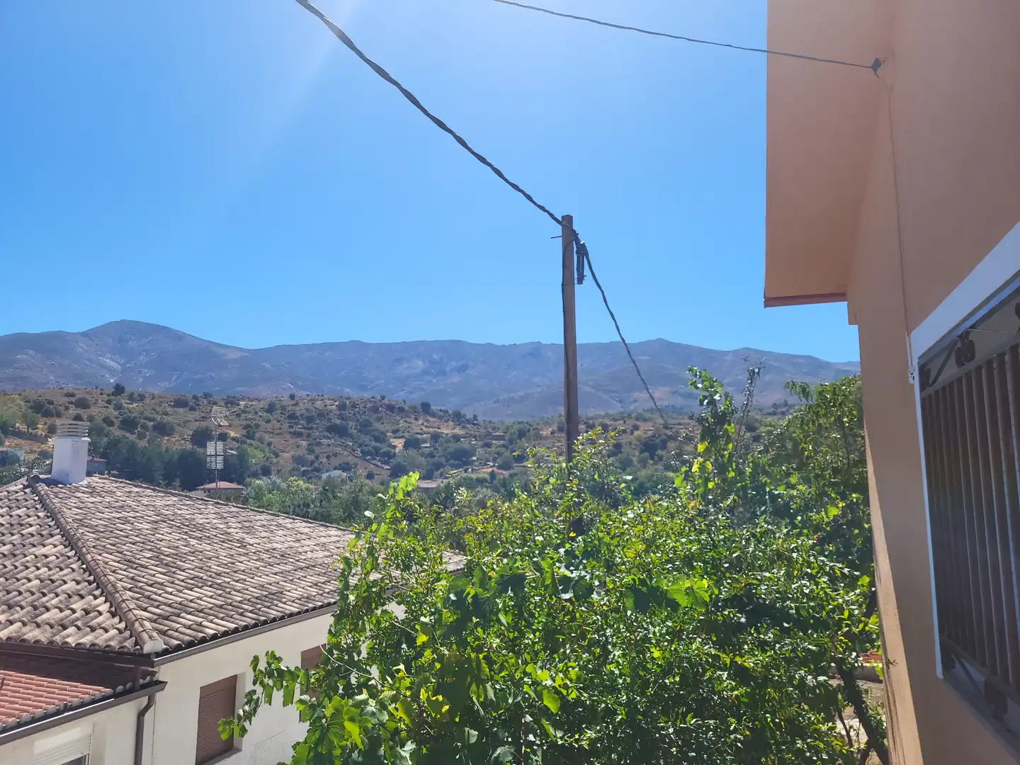 Vista exterior de Casa o xalet en venda en Burgohondo amb Jardí privat i Traster