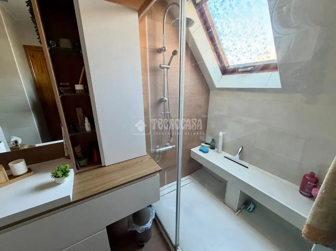 Badezimmer von Einfamilien-Reihenhaus zum Verkauf in Azuqueca de Henares mit Klimaanlage und Heizung