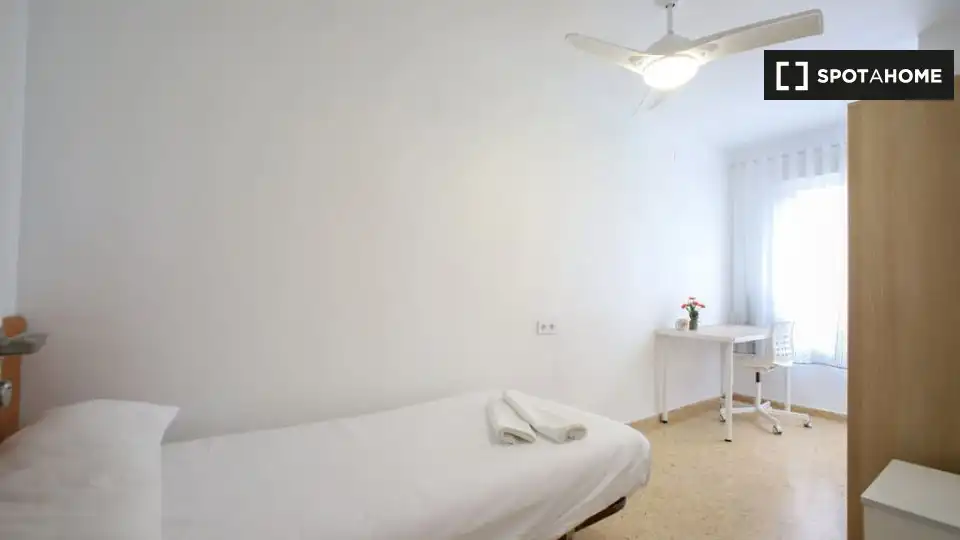 Habitación de Piso de alquiler en Valencia con Aire acondicionado, Calefacción y Amueblado