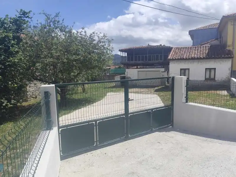 Vista exterior de Casa o xalet en venda en Pravia amb Calefacció, Moblat i Forn