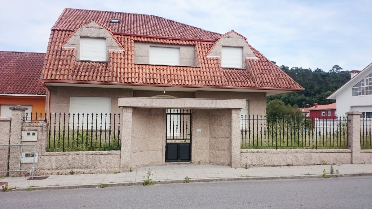 Vista exterior de Casa o xalet en venda en Vilagarcía de Arousa amb Aire condicionat, Calefacció i Jardí privat