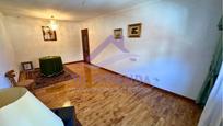 Sala d'estar de Pis en venda en Saldaña amb Calefacció, Parquet i Terrassa
