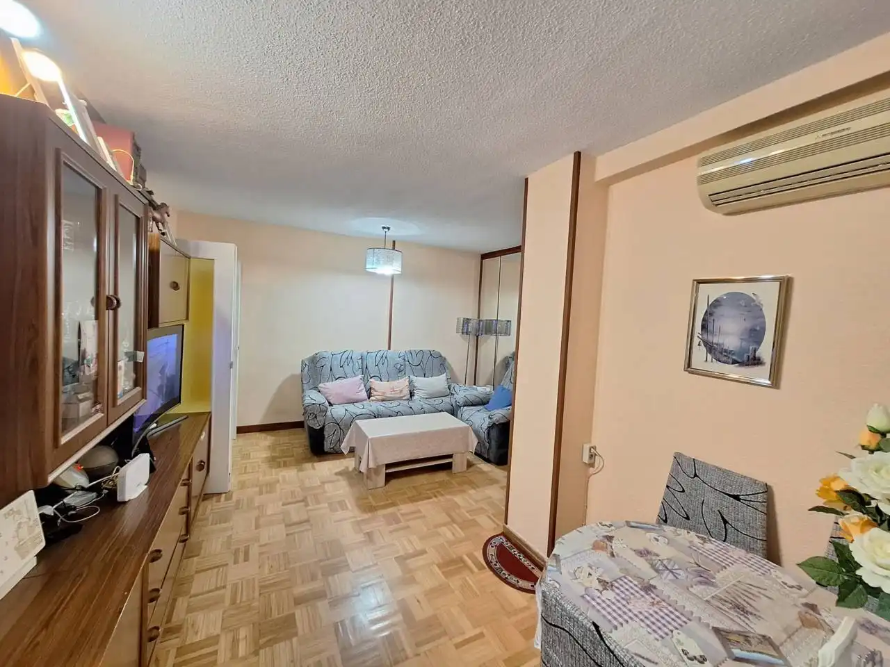 Living room of Flat for sale in Fuenlabrada  with Air Conditioner, Heating and Parquet flooring