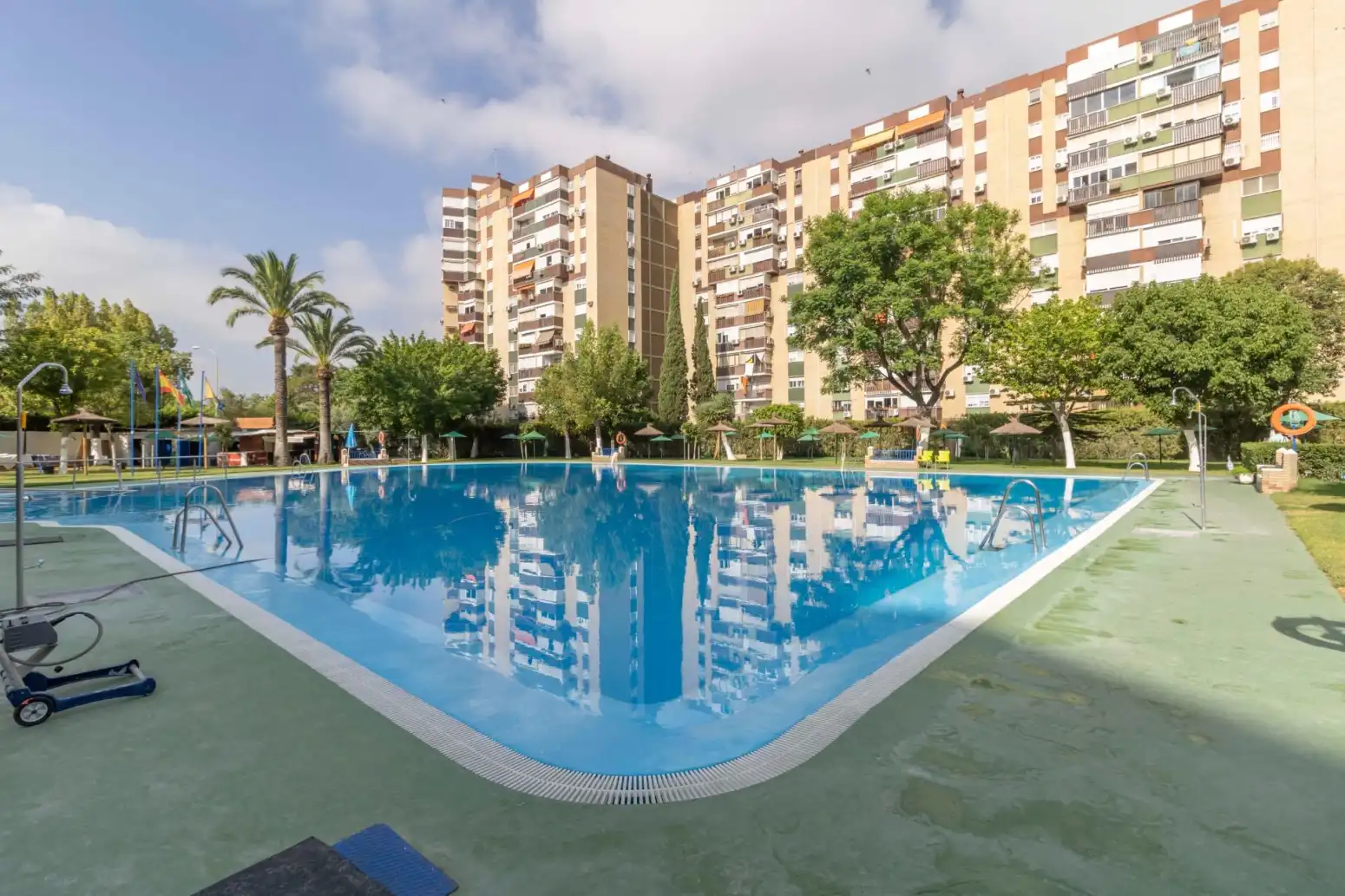 Piscina de Piso en venta en Sevilla con Aire acondicionado, Jardín privado y Piscina