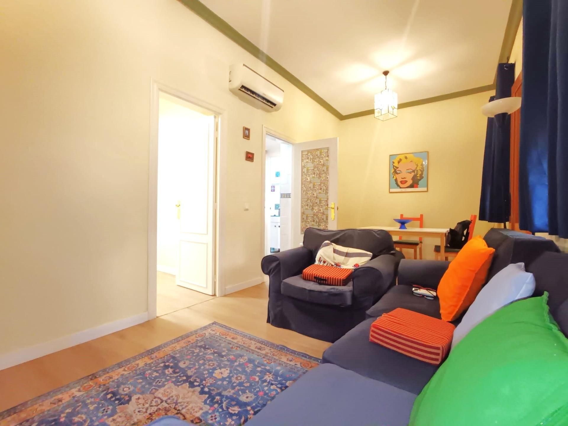 Living room of Flat for sale in  Sevilla Capital  with Air Conditioner, Heating and Parquet flooring