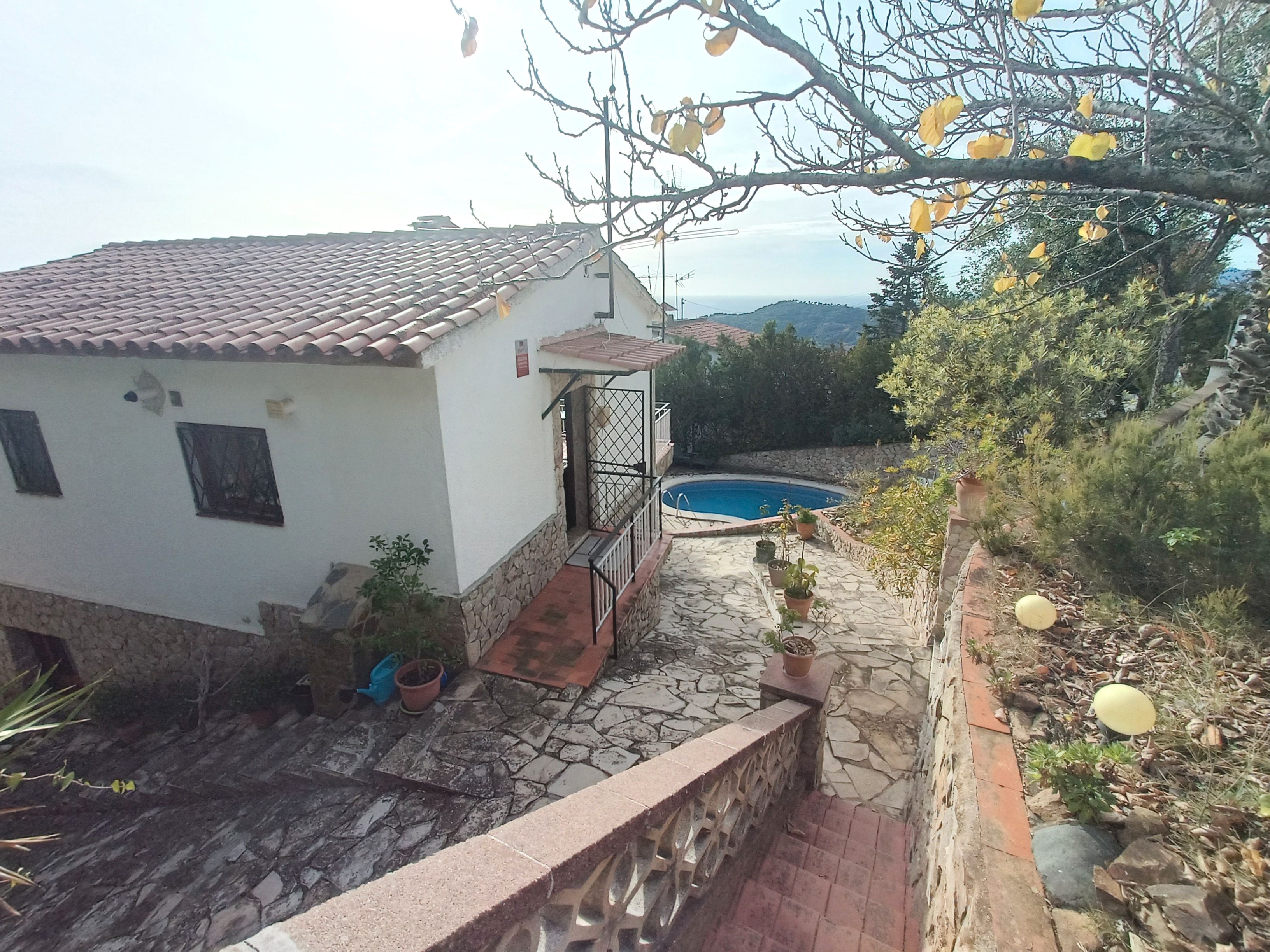 Vista exterior de Casa o xalet en venda en Pineda de Mar amb Jardí privat, Traster i Piscina