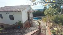 Vista exterior de Casa o xalet en venda en Pineda de Mar amb Jardí privat, Traster i Piscina