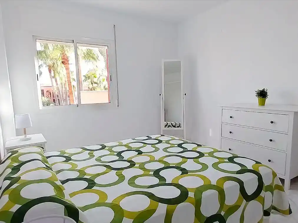 Schlafzimmer von Wohnung zur Miete in Marbella mit Klimaanlage, Privatgarten und Schwimmbad