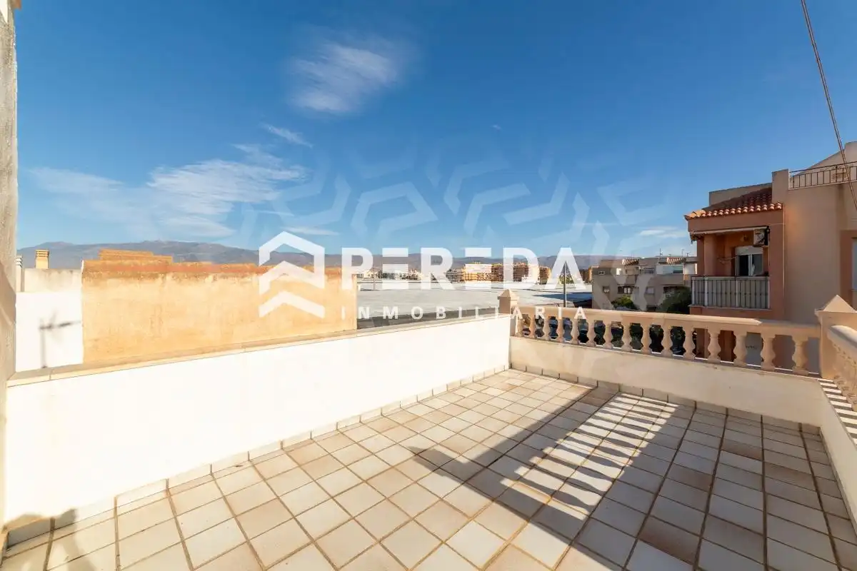 Terrasse von Einfamilien-Reihenhaus zum Verkauf in Roquetas de Mar mit Terrasse