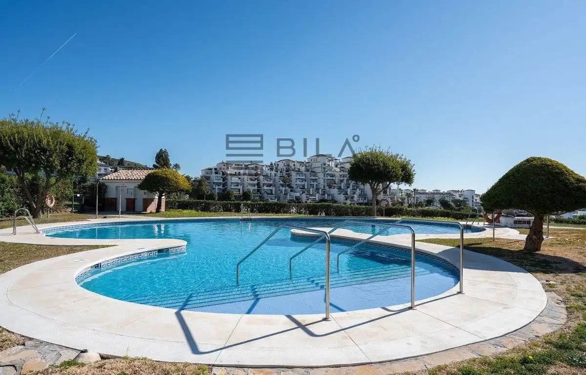 Adosado con piscina en venta en La Cornisa