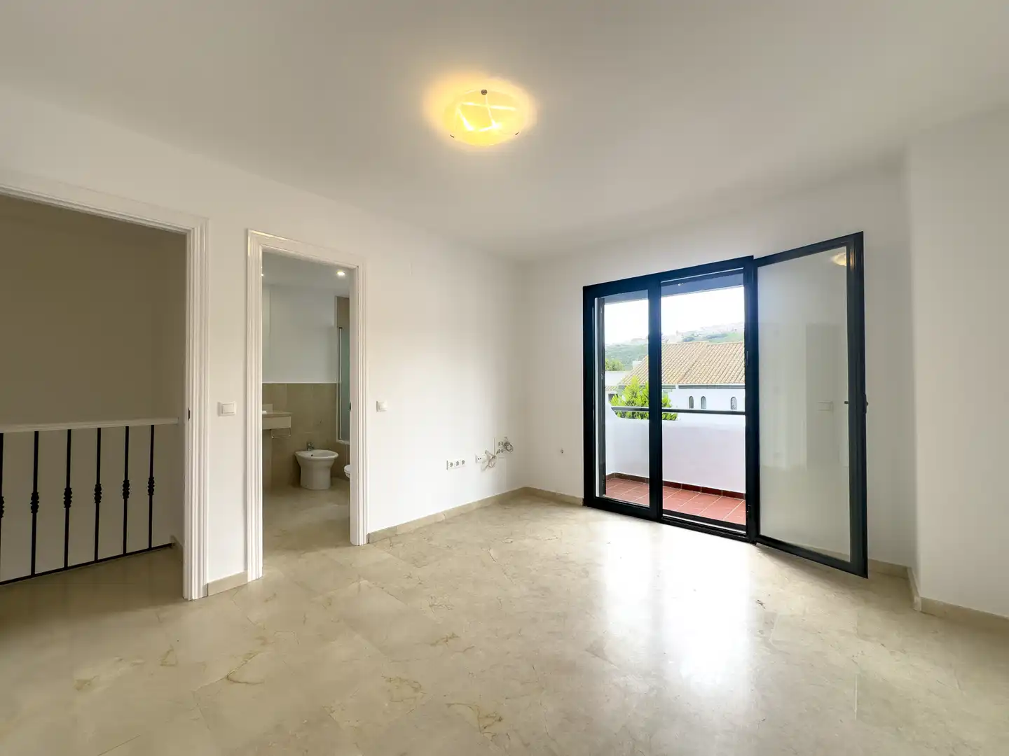 Dormitori de Casa adosada en venda en Manilva amb Jardí privat, Terrassa i Traster