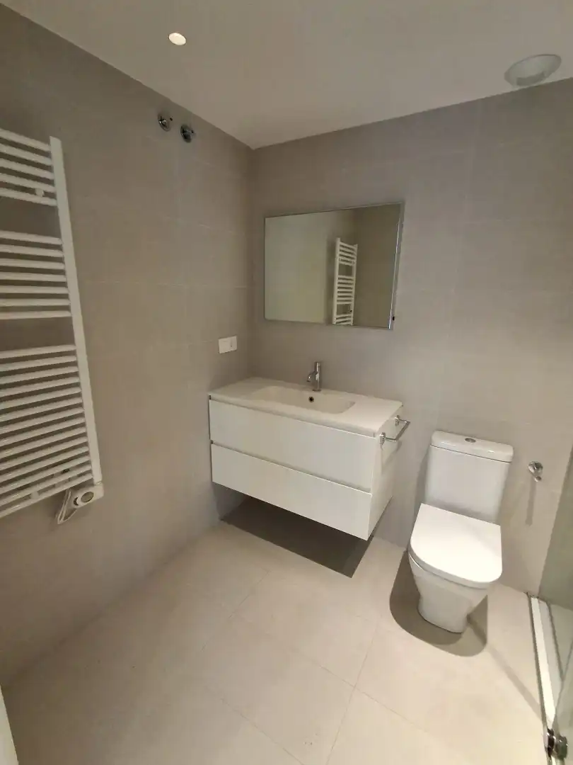 Bathroom of Duplexes for rent in Terrassa  with Air Conditioner, Heating and Terrace