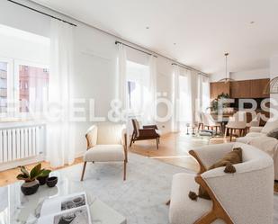 Sala d'estar de Apartament en venda en  Madrid Capital amb Aire condicionat, Calefacció i Terrassa