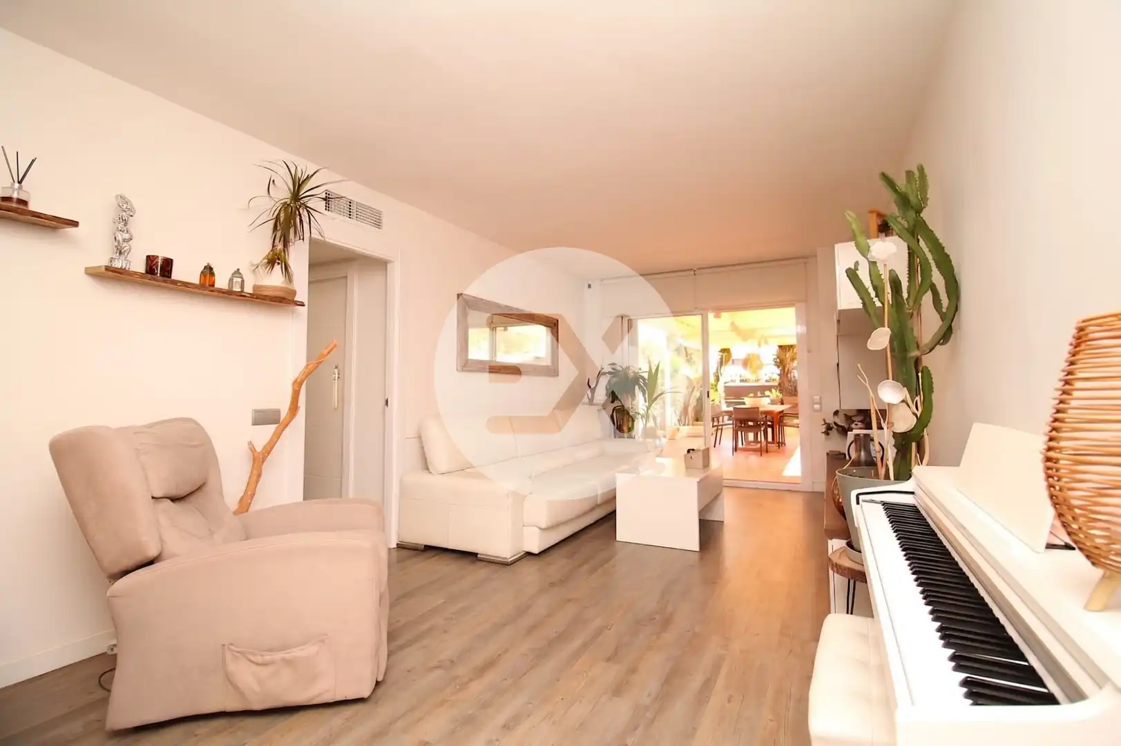 Sala d'estar de Planta baixa en venda en Castelldefels amb Jardí privat i Parquet