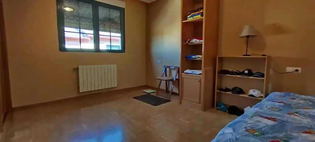 Dormitori de Casa adosada en venda en Doñinos de Salamanca amb Calefacció, Jardí privat i Moblat