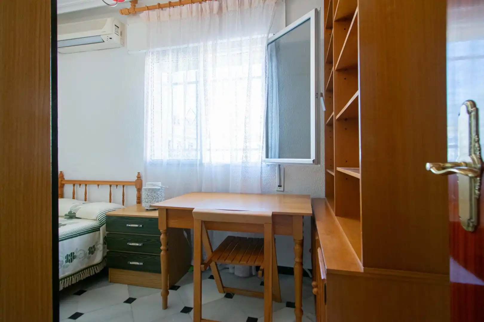 Bedroom of Flat for sale in Sevilla  with Air Conditioner, Heating and Terrace