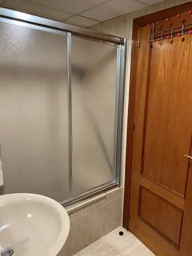 Baño de Piso de alquiler en Huelva con Aire acondicionado, Amueblado y Balcón