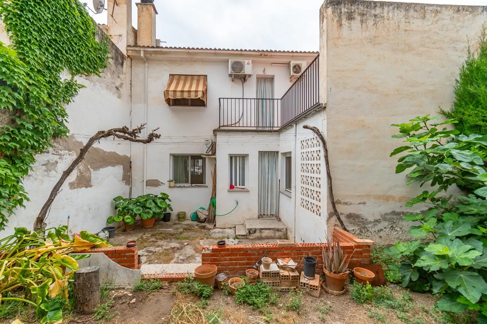 Vista exterior de Casa adosada en venda en La Zubia amb Terrassa