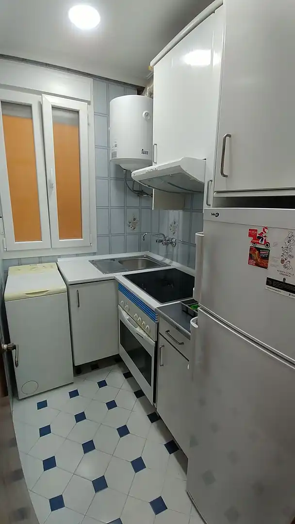 Cuina de Pis de lloguer en Madrid amb Calefacció i Moblat