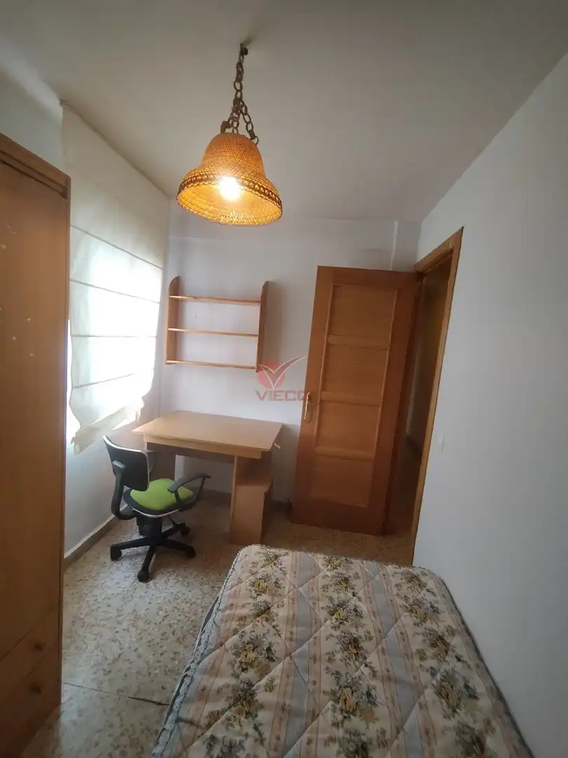 Piso de alquiler en Cuenca con Calefacción, Terraza y Amueblado