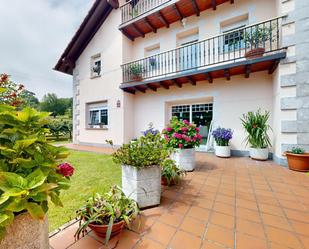 Exterior view of House or chalet for sale in Laredo  with Heating, Private garden and Terrace