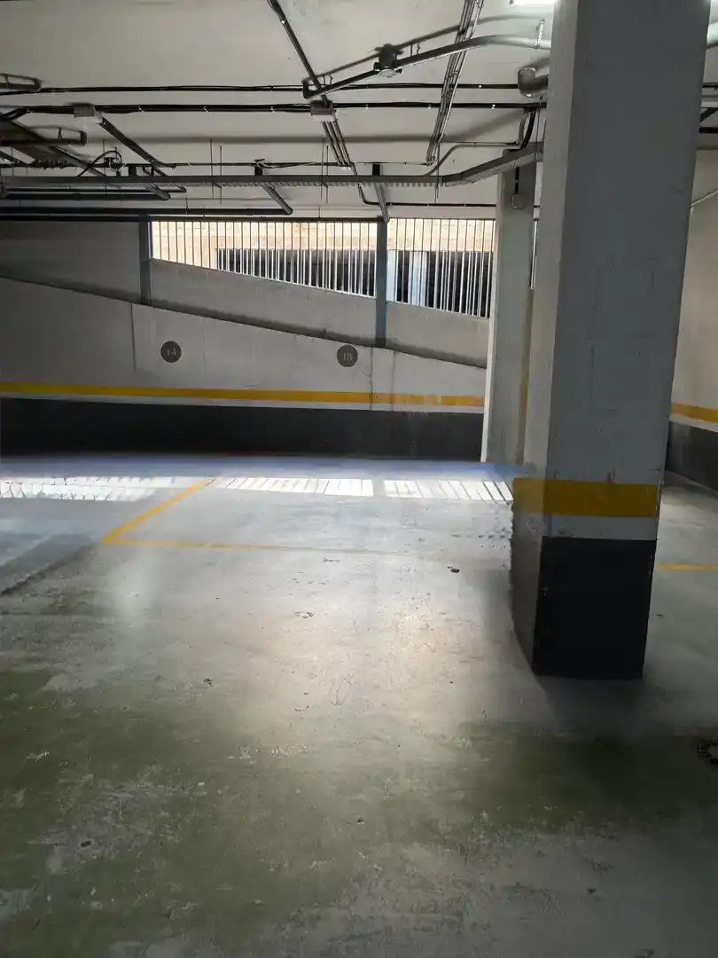Parkplatz von Wohnung zur Miete in  Sevilla Capital mit Klimaanlage, Schwimmbad und Balkon