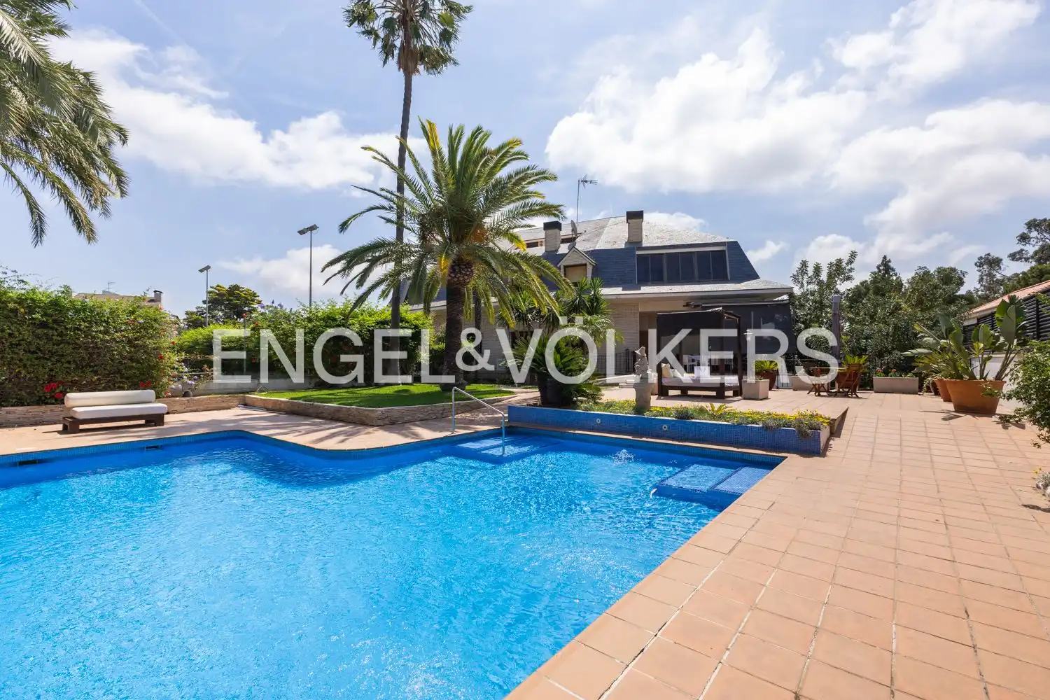 Casa con piscina en venta en Casas Verdes