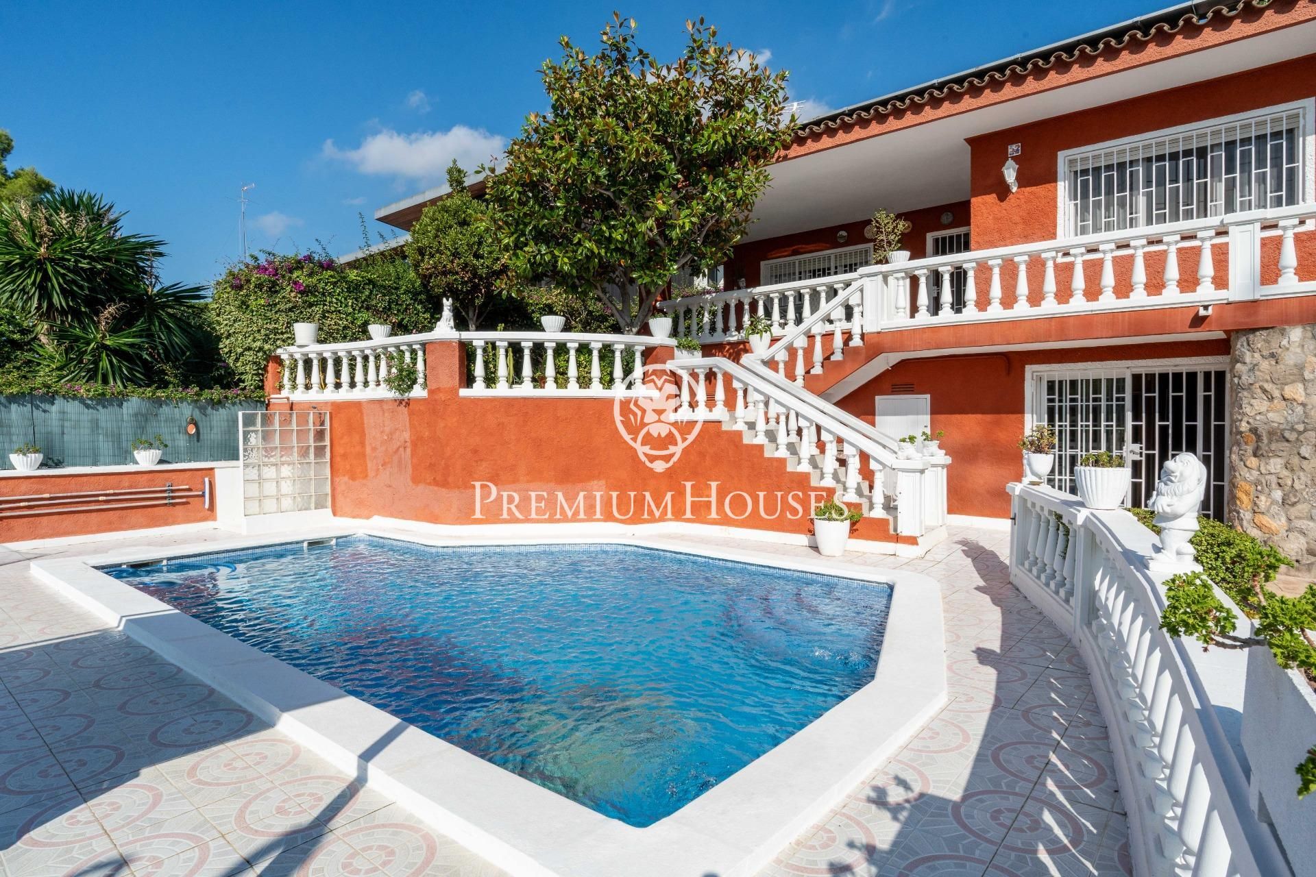 Vista exterior de Casa o xalet en venda en Castelldefels amb Calefacció, Jardí privat i Terrassa