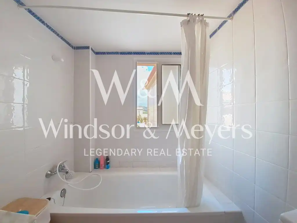 Baño de Apartamento en venta en Santa Eulària des Riu con Aire acondicionado, Amueblado y Piscina comunitaria
